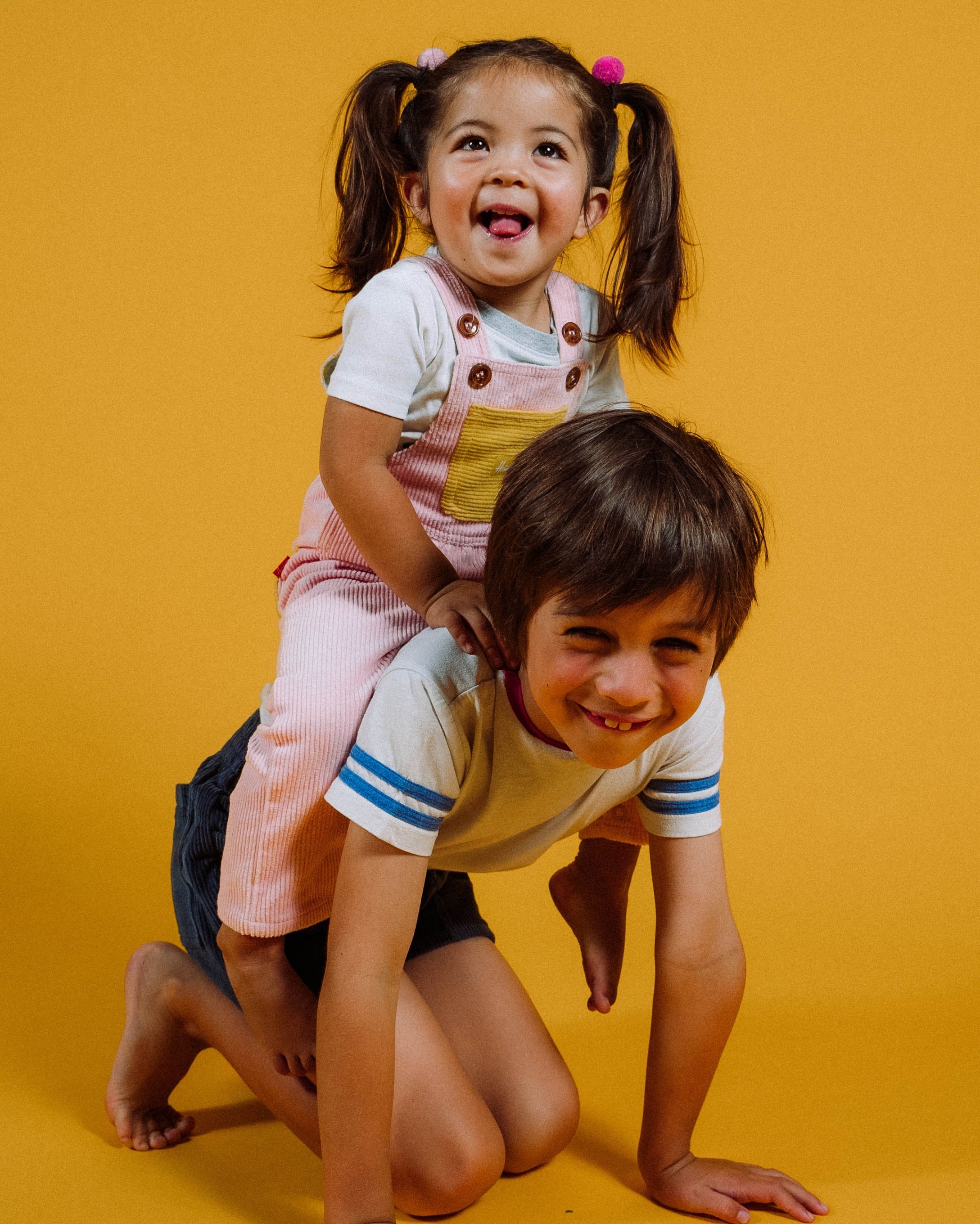 Mono para niños (rosa empolvado/amarillo)