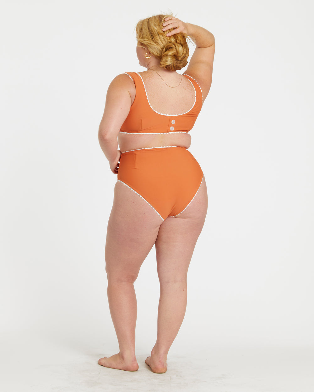 Kat is 5'3" and wearing size L