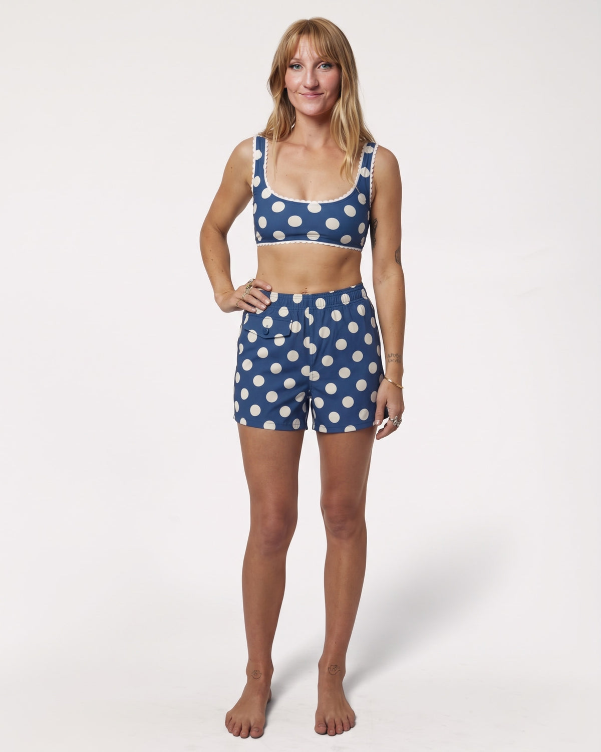 Eloise is 5'8" and wearing size 26