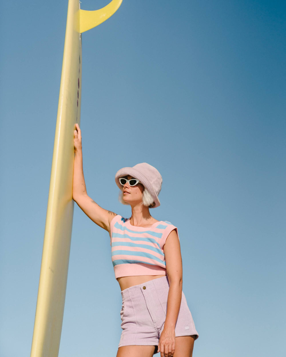 Haut court en tricot (rose poudré/bleu coquelicot)