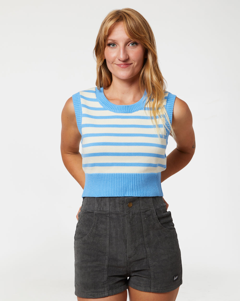 Eloise is 5'8" and wearing a size M