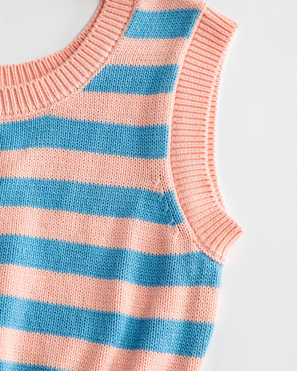 Haut court en tricot (rose poudré/bleu coquelicot)
